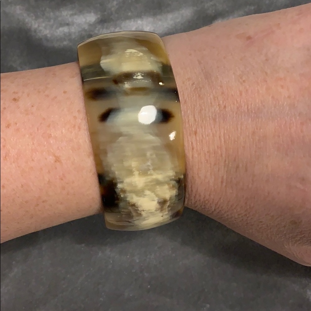 Horn wide bangle
